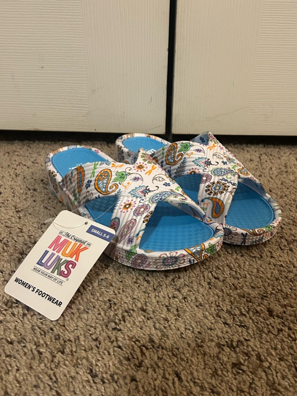 BRAND NEW Muk Luks Blue Paisley Slide Sandals with Multicolor Print